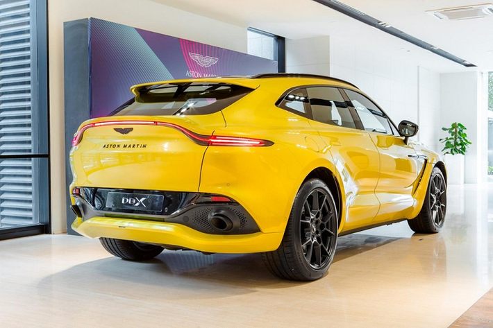 Nguồn cung cấp năng lượng cho Aston Martin DBX 2021 là khối động cơ xăng V8, tăng áp kép, dung tích 4.0 lít cho Mercedes-AMG sản xuất. Động cơ tạo ra công suất tối đa 550 mã lực và mô-men xoắn cực đại 700 Nm đồng thời được trang bị công nghệ ngắt xi-lanh để giảm lượng xăng tiêu thụ. Nhờ đó, Aston Martin DBX 2020 có thể tăng tốc từ 0-100 km/h trong thời gian 4,5 giây và đạt vận tốc tối đa 291 km/h.