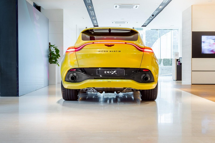 Điều thú vị là Aston Martin DBX 2021 mới không dùng hộp số tự động ZF 8 cấp như hai người anh em Vantage hay DB11. Thay vào đó, xe được trang bị hộp số tự động 9G-tronic 9 cấp do Mercedes-Benz cung cấp, truyền sức mạnh trực tiếp xuống cả 4 bánh. Ngoài ra, Aston Martin DBX 2020 còn có khóa vi sai điện tử ở cầu sau. Theo Aston Martin, hệ dẫn động 4 bánh 4WD và hệ thống treo của DBX 2020 là do hãng tự phát triển, không dùng chung với Mercedes-Benz. Hệ thống treo có thể nâng lên 45 mm hoặc hạ xuống 50 mm.