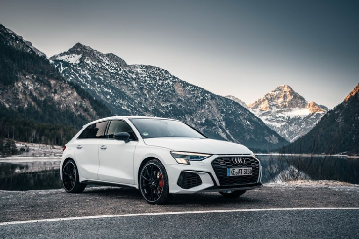 Bên cạnh việc tăng sức mạnh, ABT cũng đã bổ sung cho S3 Sportback bộ la-zăng mới, kích thước 19 hoặc 20 inch, loại 19 inch được hoàn thiện trong màu ghi bóng và đen mờ trong khi loại 20 inch sẽ có màu đen bóng kết hợp đen lì huyền bí. Làm tròn các nâng cấp bên ngoài của ABT S3 Sportback 2021 là sự xuất hiện của logo ABT Sportsline.