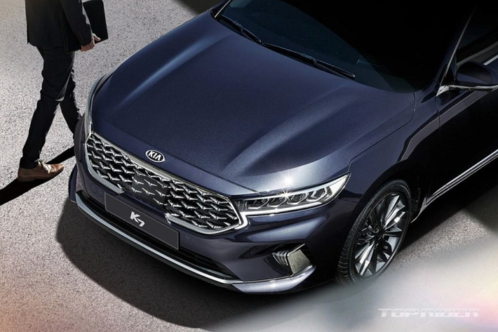 Ngoại thất Kia K7 thế hệ mới bao gồm bộ lưới tản nhiệt đã được tái thiết kế lại các chi tiết bên trong, chuyển từ loại nan dọc mạ crome sang loại hình cánh máy bay sắc sảo hơn. Bên cạnh đó, Kia Motors cũng bổ sung thêm cho mẫu xe này 2 màu sơn xám Interstellar Gray và xám Steel Gray. Ngoài ra, Kia K7 2021 vẫn ở hữu phong cách thiết kế đơn giản và đầy tinh tế. Ở phần đầu xe, nổi bật là bộ mặt ca-lăng hình mũi hổ đặc trưng, cụm đèn chiếu sáng chính gọn gàng với công nghệ đèn Full-Led hiện đại.