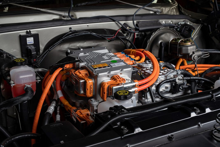 Ngoài ra, đội ngũ kĩ thuật của Chevrolet còn trang bị cho xe thêm một bộ trợ lực lái điện, một bơm điện cung cấp chân không cho hệ thống phanh cố định và một bộ điều khiển điện tử để điều khiển đầu vào cho đồng hồ Blazer cổ điển, tích hợp hiển thị trạng thái sạc của pin trên đồng hồ đo nhiên liệu ban đầu.