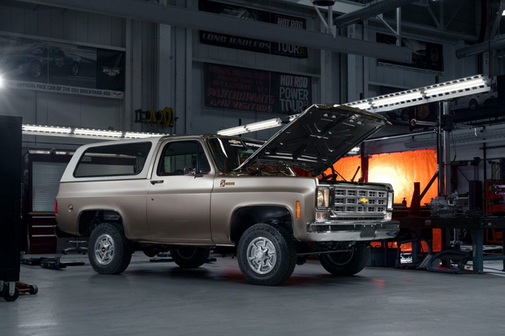 Để nâng cấp điện hóa chiếc Chevrolet K5 Blazer đời 1977, đầu tiên nhóm nghiên cứu đã gỡ bỏ động cơ nguyên bản V8 với công suất 175 mã lực, hộp số tự động ba cấp, hệ thống nhiên liệu và ống xả. Sau đó, nhóm nghiên cứu đã lắp đặt một động cơ điện Bolt EV có khả năng sản sinh công suất 200 mã lực và mô-men xoắn 360 Nm kết hợp với hộp số tự động bốn cấp điều khiển điện tử Chevrolet Performance.
