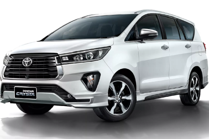 Toyota Thái Lan giới thiệu Innova 2021 mới, hai phiên bản Crystal cao cấp sử dụng động cơ dầu 2.8L: giá xe Toyota Innova Crysta 2021 2.8 Premium AT là 1.429.000 bath (1,066 tỷ đồng); Toyota Innova Crysta 2021 2.8 Crysta AT 1.279.000 bath (955 triệu đồng); Toyota Innova lắp máy dầu chắc chắn vẫn còn xa lạ với nhiều bác oser, tuy nhiên ở nhiều thị trường khác như Thái Lan, Indonesia hay Ấn Độ thì dòng xe Toyota Innova đã được trang bị máy dầu từ lâu.