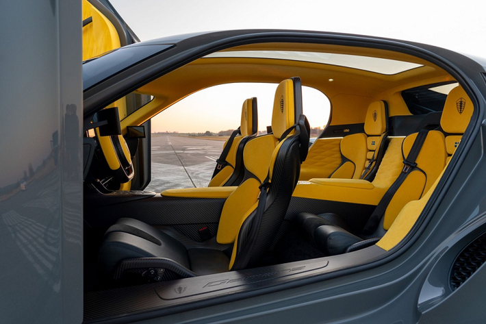 Được trang bị nội thất 4 chỗ ngồi, Koenigsegg Gemera nghe có vẻ là siêu xe phù hợp với gia đình nhưng lại sở hữu công suất tối đa 1.677 mã lực và mô-men xoắn cực đại 3.500 Nm. Những con số này rất khủng khiếp cho các siêu xe.