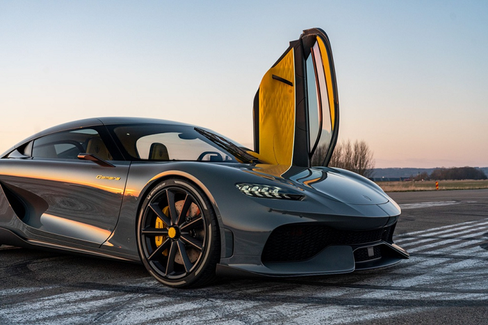 Với sức mạnh khủng khiếp kể trên, Koenigsegg Gemera có thể tăng tốc từ 0-100 km/h trong thời gian chỉ 1,9 giây và đạt vận tốc tối đa 400 km/h. Nếu chỉ dùng riêng mô-tơ điện, xe có thể chạy hết quãng đường 50 km. Con số này sẽ tăng lên 950 km với động cơ đốt trong của xe. Nói cách khác, Koenigsegg Gemera sẽ có phạm vi hoạt động tổng cộng khi được đổ đầy xăng và sạc đầy pin là 1.000 km.
