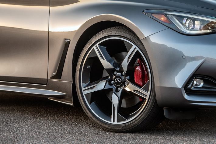Infiniti tiếp tục trang bị cho Q60 2021 bộ mâm 5 chấu 2 tone màu, kích thước 20 inch. Lốp trước và sau có cùng kích thước là 255/35.
