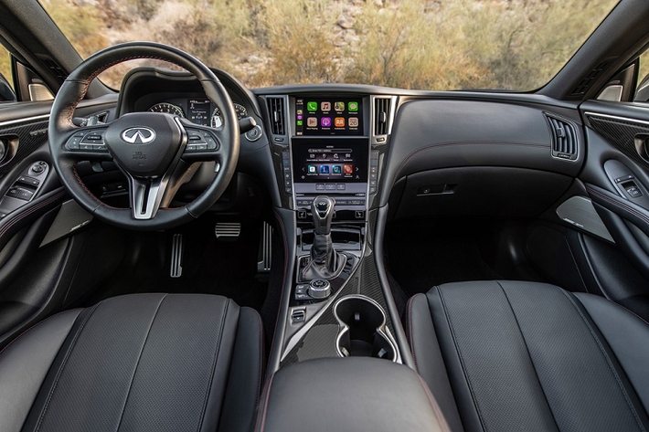 Q60 Luxe có thêm gói tùy chọn Essential, bao gồm hệ thống lọc không khí, vô lăng chỉnh điện và chức năng định vị. Trang bị an toàn trên phiên bản này có cảnh báo điểm mù, camera toàn cảnh, cảnh báo chệch làn đường và phanh khẩn cấp.