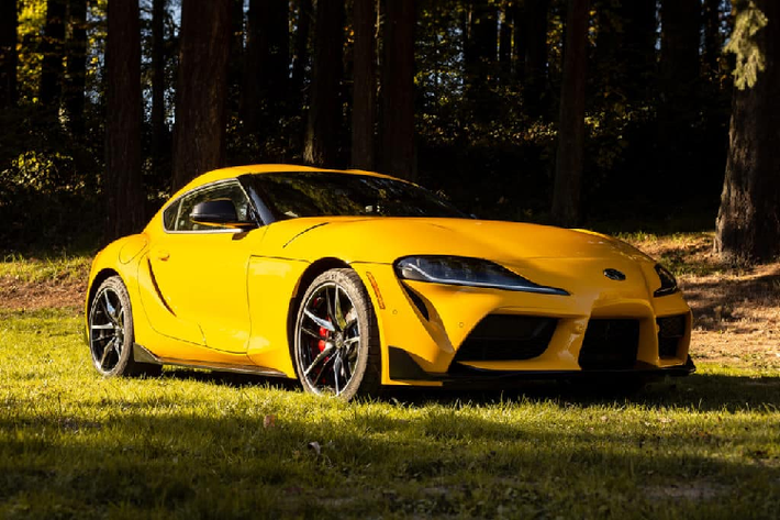 Khác với ngoại thất, nội thất của Toyota GR Supra lại mượn một số thiết kế từ xe BMW như 3-Series thế hệ mới, đặc biệt ở các nút bấm và cần số. Hệ thống iDrive với núm xoay trên cụm điều khiển trung tâm của Toyota GR Supra cũng được bê nguyên từ xe BMW sang. Ngay cả màn hình trung tâm phục vụ hệ thống thông tin giải trí của mẫu xe thể thao này cũng giống với xe BMW. Tại thị trường Anh, giá xe Toyota GR Supra có mức khởi điểm từ 53.035 Bảng (khoảng 1,62 tỷ đồng).