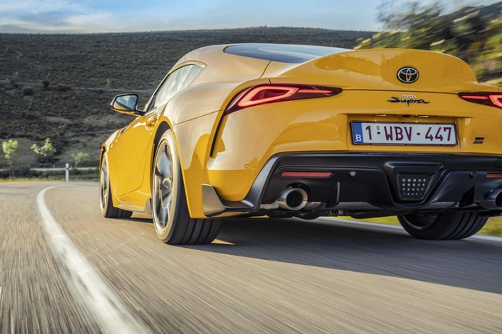 Bên ngoài, Toyota GR Supra sở hữu thiết kế lấy cảm hứng từ mẫu xe concept FT-1 đã từng ra mắt vào năm 2014. Ngoài ra, GR Supra còn còn sở hữu nhiều chi tiết thiết kế của những mẫu xe thể thao Toyota trong quá khứ như bóng đèn pha tròn, đi kèm dải đèn LED định vị ban ngày, cụm đèn hậu thanh mảnh tương tự Supra thế hệ cũ và nóc double bubble giống 2000GT.