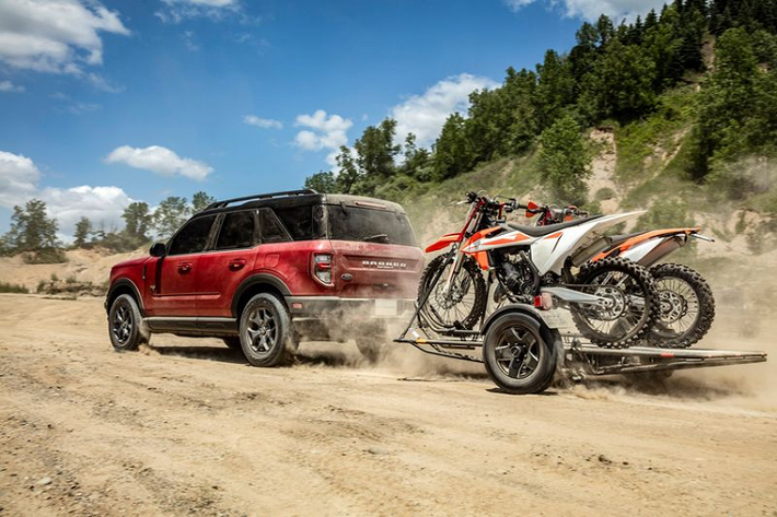 Giá xe Ford Bronco Sport sẽ rẻ hơn đáng kể so với Bronco, xe có giá khởi điểm từ 26.000 USD (khoảng 606 triệu đồng) cho bản tiêu chuẩn, trong khi bản Badlands cao cấp có giá từ 32.660 USD (khoảng 761,2 triệu đồng).