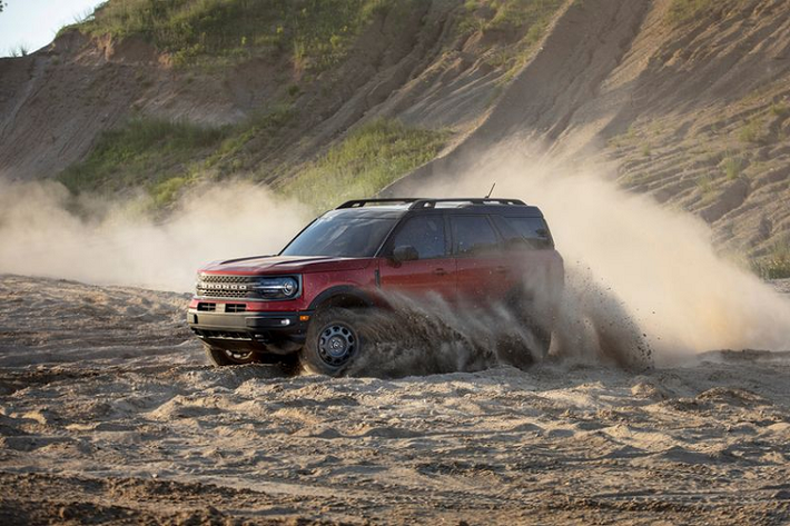 Thực tế thì sự kiện giới thiệu mẫu xe SUV Ford Bronco Sport đã bị lu mờ bởi Bronco lớn hơn và có khả năng vượt địa hình hơn quá hấp dẫn giới truyền thông, mặc cho Bronco Sport vẫn sở hữu những tính năng off-road ấn tượng, đủ để đưa Bronco Sport trở thành mặt hàng "hot" trên thị trường SUV.