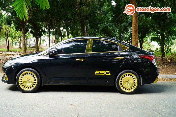 Thoạt nhìn ngoại thất của chiếc Hyundai Accent độ Mercedes-Maybach, có thể thấy chủ xe đã mang đi mạ hoặc ốp vàng một số chi tiết crôm nguyên bản trên xe như cụm đèn sương mù, tay nắm cửa, tên xe “Accent”, nẹp cửa hay cả logo Hyundai.