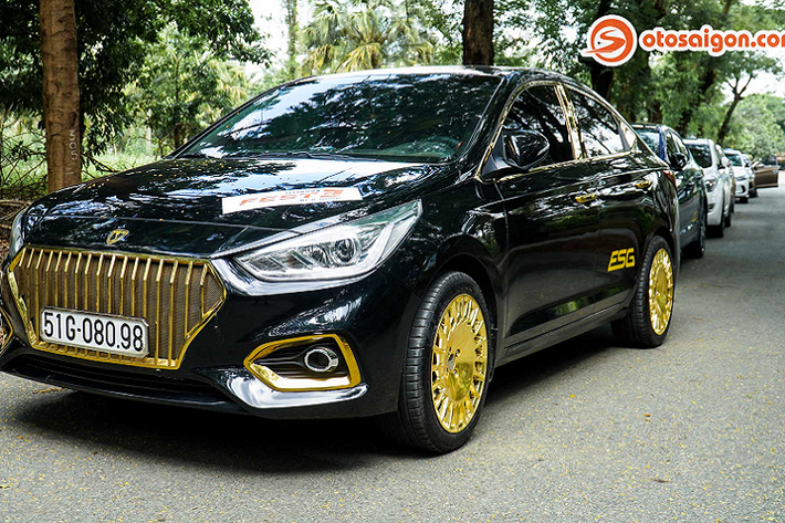 Để “lột xác” cho chiếc sedan hạng B phổ thông, chủ nhân của chiếc Hyundai Accent đời cũ đã mạnh tay “chơi lớn” khi quyết định nâng cấp ngoại thất theo phong cách Mercedes-Maybach. Sau khi hoàn thiện, mẫu xe này đã gây tò mò và thích thú cho người xem ngay tại sự kiện Hyundai FEST 3 vừa qua.