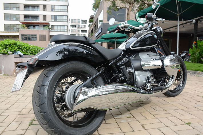 BMW Motorrad cũng trang bị hàng loạt hệ thống tính năng an toàn và hỗ trợ người lái tiêu chuẩn cho R18 First Edition gồm hệ thống phanh ABS trước sau, hệ thống cân bằng tự động, hệ thống MSR điện tử có tính năng chống trượt khi đột ngột tăng hoặc giảm tốc độ, sưởi ấm tay lái, hỗ trợ khởi động ngang dốc, hệ thống kiểm soát lực kéo (Traction Control) và kiểm soát mô-men xoắn của động cơ (Engine Drag Torque Control).