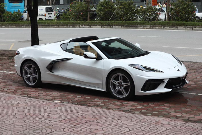 Corvette C8 sở hữu buồng lái nền tảng xe kỹ thuật số mới của GM, bao gồm vô lăng 2 chấu tích hợp lẫy chuyển số mang thiết kế gọn gàng, vuông vắn giúp người dùng quan sát bảng đồng hồ kỹ thuật số 12 inch mà không bị chắn tầm nhìn, màn hỉnh cảm ứng trung tâm tích hợp hệ thống thông tin giải trí thế hệ mới, hệ thống âm thanh tiêu chuẩn 10 loa và tùy chọn hệ thống Bose Performance Series 14 loa, sạc điện thoại không dây...