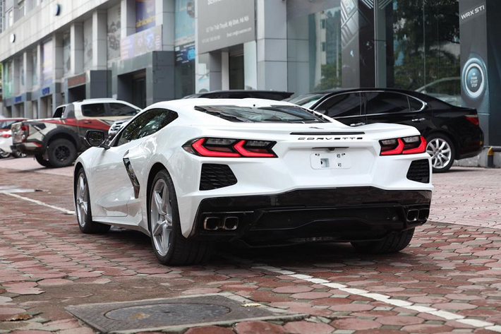 Cung cấp sức mạnh cho Corvette C8 chính là khối động cơ V8 dung tích 6.2L Small Block LT2 thế hệ tiếp theo của Chevy, GM cho biết đây là khối động cơ V8 hút khí tự nhiên (N/A) duy nhất trong phân khúc cho công suất tối đa 495 mã lực và mô-men xoắn cực đại 637Nm.