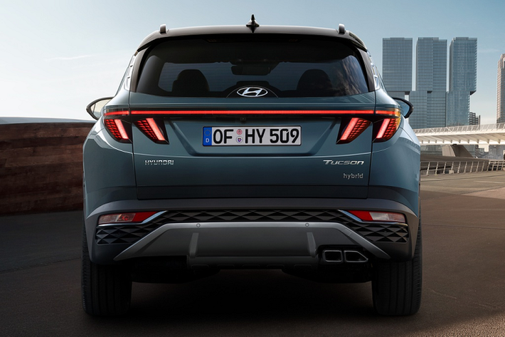 Hyundai Tucson 2021 được trang bị 2 tùy chọn động cơ xăng 2.5L 4 xy-lanh, sản sinh công suất 187 mã lực, mô-men xoắn 247 Nm và 177 mã lực, 264 Nm. Đi kèm là hộp số tự động 8 cấp. Mẫu SUV có tùy chọn động cơ hybrid và plug-in hybrid sản sinh công suất 227 mã lực, mô-men xoắn 350 Nm.