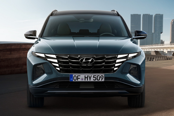 Ở thế hệ thứ 4, Hyundai Tucson thế hệ mới được thay đổi toàn diện. Ngoại thất của xe được xây dựng theo ngôn ngữ Sensuous Sportiness. Điểm nhấn ở ngoại thất của Tucson là lưới tản nhiệt cỡ lớn tích hợp hệ thống đèn daylight LED đặt ẩn. Thiết kế này bắt đầu từ chiếc sedan Sonata.
