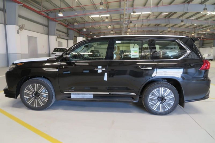 Ngoài ra, LX570 Super Sport S 2021 còn có nhiều công nghệ hỗ trợ an toàn gồm phanh khoảng cách, cảnh báo lệch làn đường, cảnh báo vượt, cảnh báo va chạm, cảm biến quanh xe, camea 360, hiển thị thông tin trên kính lái HUD, camera 360 , 12 túi khí an toàn... Mức giá xe Lexus LX570 Super Sport S 2021 được nhập khẩu tư nhân về Việt Nam đang được chào bán 9,9 tỷ đồng.