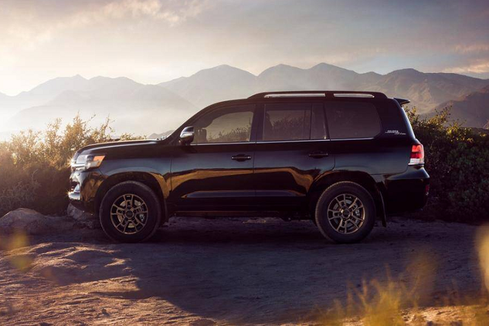 10. Toyota Land Cruiser 2020 (giá khởi điểm: 85.415 USD, điểm tổng thể: 7/10)