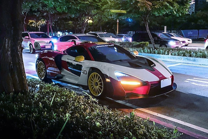 McLaren Senna LM mới là dòng siêu xe không dành cho số đông và tất nhiên, hãng siêu xe Anh quốc phải ưu tiên cho các khách hàng "VIP" có bộ sưu tập xe McLaren đỉnh nhất để lựa chọn người mua xe hàng hiếm McLaren Senna phiên bản LeMans cho xứng tầm.