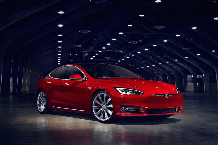 Tesla Model 3 Trong bảng xếp hạng những mẫu xe bán chạy nhất trong 10 năm trở lại đây, Tesla Model 3 là đại diện duy nhất tới từ nước Mỹ góp mặt với mức doanh số kỷ lục. Để làm được điều này, ngoài yếu tố đi tiên phong trong lĩnh vực xe điện, Tesla Model 3 còn là một mẫu xe an toàn bậc nhất. Theo IIHS, Tesla Model 3 đã xuất sắc đạt điểm tuyệt đối trong các bài kiểm tra về khả năng tránh và giảm thiểu va chạm, neo ghế trẻ em và độ bền. Nhờ cấu trúc khung gầm, khung sườn vững chắc đi kèm các tính năng về an toàn hiện đại, Tesla Model 3 một lần nữa đã khẳng định được vị thế của mình.