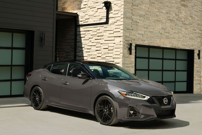Nissan Maxima Sau phiên bản 2019 vừa qua, Nissan Maxima đã hoàn toàn thay đổi không chỉ về thiết kế nội, ngoại thất, các trang bị tiện nghi mà còn gây chú ý nhờ khả năng bảo vệ người sử dụng. Mẫu xe này được trang bị các công nghệ an toàn tiêu chuẩn như cảnh báo chệch làn đường, cảnh báo điểm mù hay phanh tự động khẩn cấp... Nhờ đó, Nissan Maxima đã được IIHS đánh giá rất cao về độ an toàn.