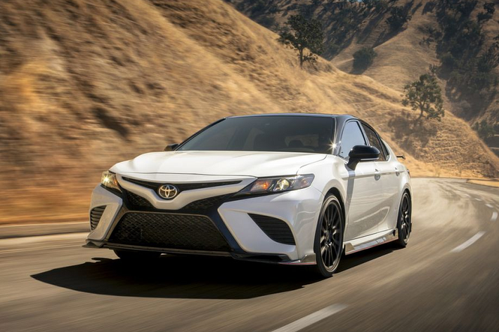 Toyota Camry Toyota Camry là một trong những mẫu xe có điểm số về an toàn cao nhất trong danh sách lần này. Cụ thể, mẫu sedan hạng D tới từ nhật Bản đã đạt điểm số cao nhất trong 6 bài kiểm tra va chạm của tổ chức IIHS và 5 điểm tuyệt đối trong cả 3 bài thử va chạm của NHTSA. Để có được thành công như vậy, Toyota Camry mới bên cạnh những giá trị cốt lõi về cấu trúc cơ khí còn phải kể tới hàng loạt trang bị như cảnh báo chệch làn đường, phanh khẩn cấp, cảnh báo va chạm, phát hiện người đi bộ, camera lùi hay đèn pha tự động...