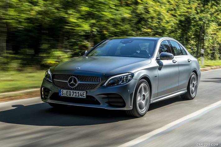 Mercedes-Benz C-Class Mercedes-Benz C-Class là một trong 2 đại diện hiếm hoi tới từ châu Âu trong danh sách 10 mẫu xe an toàn nhất thế giới năm 2020 do IIHS công bố. Trên phiên bản mới, C-class được tích hợp nhiều tính năng an toàn như hệ thống cảnh báo điểm mù, hệ thống camera 360 độ, hệ thống phanh khẩn cấp chủ động... Trên thực tế, các trang bị kể trên không còn quá mới mẻ trong làng xe hiện nay nhưng với những giá trị nguyên bản từ thương hiệu kết hợp với các bổ sung về trang bị, sẽ chẳng có gì ngạc nhiên khi mẫu sedan hạng sang cỡ nhỏ này có mặt trong danh sách lần này.
