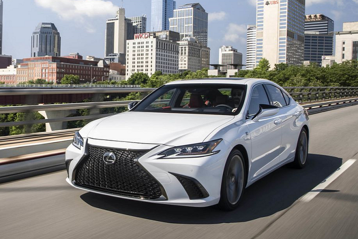 Lexus ES 350 Lexus ES 350 2020 được tổ chức IIHS đánh giá với điểm số cao trong 2 bài thử nghiệm va chạm chéo phía ghế lái và va chạm hướng trực diện. Ngoài ra, mẫu sedan hạng sang này cũng hoàn thành tốt phần kiểm tra ở 2 dải vận tốc 20 km/h và 40 km/h. Tuy vậy, Lexus ES 350 lại chưa đáp ứng được yêu cầu về tính năng cảnh báo va chạm trước.