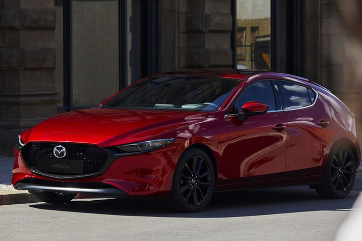 Mazda3 phiên bản Hatchback Không chỉ mang trong mình thiết kế nội, ngoại thất bắt mắt, trẻ trung và đầy tươi mới, Mazda3 phiên bản Hatchback còn gây ấn tượng khi là mẫu xe hiếm hoi được vượt qua được 6 thử nghiệm về va chạm của IIHS với số điểm tuyệt đối. Để có được thành công như vậy, Mazda đã nghiêm túc trong việc cải tiến các hệ thống liên quan tới an toàn của xe như các trang bị công nghệ hỗ trợ người lái. Nhờ đó, không chỉ vượt lên các đối thủ trong cùng phân khúc, Mazda3 Hatchback đồng thời cũng trở thành mẫu xe được đánh giá về an toàn tốt nhất của thương hiệu Mazda.