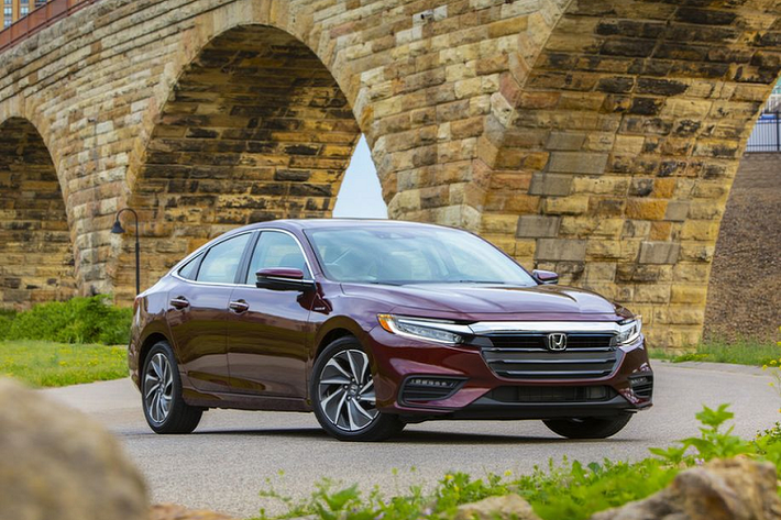 Honda InsightHonda Insight là một cái tên xa lạ ở thị trường Việt Nam. Tuy nhiên, tại nhiều thị trường quốc tế như Mỹ, Insight lại chiếm được khá nhiều tình cảm của người tiêu dùng nhờ thiết kế trẻ trung, khả năng vận hành bền bỉ và quan trọng nhất chính là mức độ đánh giá về an toàn rất cao. Được IIHS đề xuất là mẫu xe đáng lựa chọn về an toàn hàng đầu trong năm 2020, Honda Insight có số điểm đánh giá về khả năng bảo vệ người dùng đáng ngưỡng mộ. Để làm được điều này, bên cạnh những giá trị cốt lõi như hệ thống khung gầm, khung sườn và cấu trúc xe thì Insight cũng sở hữu hàng loạt trang bị công nghệ về an toàn tiên tiến.