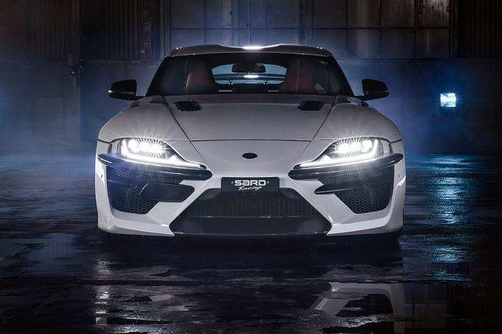 Thiết kế ngoại thất của bản độ Toyota GR Supra của SARD trông thể thao và hầm hố hơn nhờ bộ widebody được mở rộng thêm 80 mm so với phiên bản Supra tiêu chuẩn. Các hốc hút gió phía trước có kích thước được gia tăng đáng kể, cộng với khe gió trên nắp ca-pô và hông xe vừa giúp tăng tính khí động học, vừa tạo nét dữ tợn. Việc bổ sung dải carbon nhô ra là điểm nhấn đáng chú ý nhất ở góc nhìn từ phía trước.
