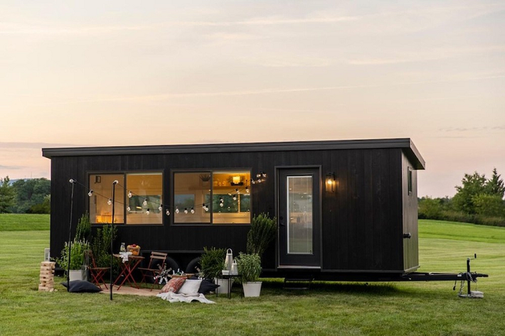 Ikea, người khổng lồ Thụy Điển trong lĩnh vực đồ nội thất gia đình, đã bước vào cuộc chơi nhà tí hon có thể kéo đi khắp nơi. Dự án đầu tiên của họ được gọi đơn giản là Ikea Tiny Home Project 2021 mới, chế tạo dựa trên mẫu Vista Boho XL của công ty Escape, và là mang đúng chất một món đồ Ikea.