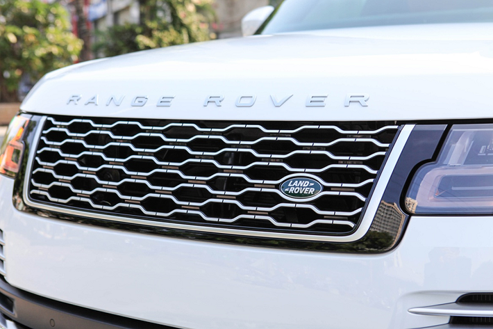 Range Rover Autobiography LWB 2020 mới vẫn có khuôn hình tổng thể vuông vức, cao lớn và các chi tiết nhận diện đặc trưng ở mặt ca-lăng, cụm đèn trước/sau hay dải LED ban ngày. Xe được trang bị đèn pha LED với công nghệ laser, bộ mâm đa chấu 2 tone màu kích cỡ 22 inch. Logo chữ "L" đặt ở trụ A - biểu thị cho phiên bản LWB.