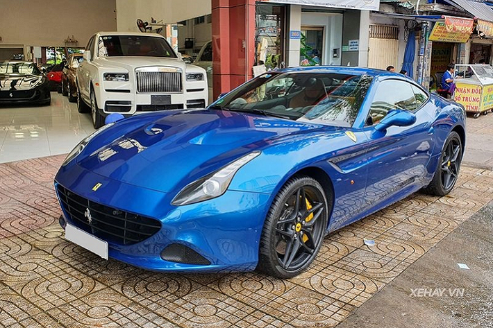 Ferrari California T màu độc từng thuộc sở hữu của đại gia cà phê Trung Nguyên, ông Đặng Lê Nguyên Vũ, "ngựa chồm" rất ít khi được ra ngoài dạo phố. Khoảng thời gian mà chiếc xe thường xuyên xuất hiện nhất là năm 2017 và 2018, từ năm 2019 đến nay siêu xe luôn "sống ẩn dật".