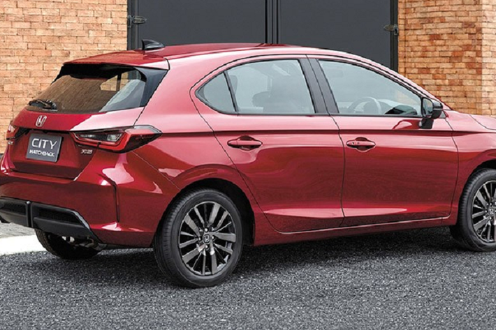 Điểm khác biệt lớn nhất của Honda City Hatchback hoàn toàn mới so với phiên bản sedan đương nhiên là nằm ở phần đuôi xe. Tại đây, chúng ta sẽ thấy cột C thẳng đứng hơn, nóc xe dài hơn để nối với cánh gió mui và cửa cốp với kính sau khá dốc.