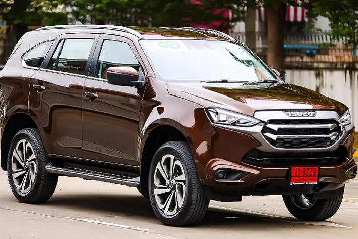 Để bắt kịp các đối thủ như Toyota Fortuner hay Ford Everest, Isuzu Mu-X thế hệ mới được phát triển dựa trên khung gầm của bán tải Isuzu D-Max 2021 được giới thiệu vào năm ngoái. Tại Thái Lan, Isuzu Mu-X 2021 được bán ra tổng cộng 7 phiên bản với 2 lựa chọn động cơ dầu 1.9L và 3.0L tăng áp. Trong đó, tất cả phiên bản máy dầu 1.9L đều sử dụng hệ dẫn động 1 cầu (2WD) như thế hệ cũ.