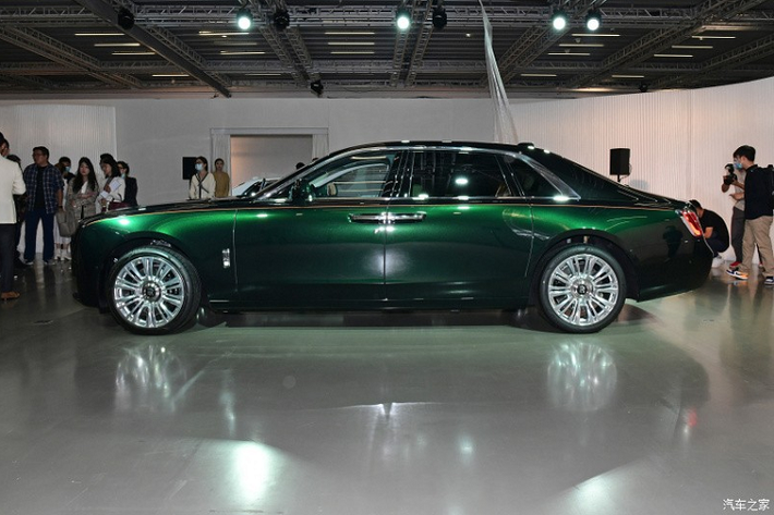 Vào hồi cuối tháng 9/2020 vừa qua, phiên bản trục cơ sở dài mang tên Extended của mẫu xe siêu sang Rolls-Royce Ghost thế hệ mới đã chính thức trình làng. Chẳng bao lâu sau đó, Rolls-Royce Ghost Extended 2021 đã nhanh chóng trình làng tại một số thị trường như Trung Quốc và Úc. Nhờ đó, chúng ta có thể ngắm hình ảnh "bằng xương, bằng thịt" của mẫu xe siêu sang này.