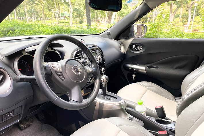 Đa số xe Nissan Juke tại Việt Nam là xe lắp hộp số tự động, tuy nhiên vẫn có những chiếc Juke số sàn 6 cấp nhưng rất hiếm. Nissan Juke với 3 chế độ lái gồm: NORMAL, SPORT VÀ ECO Normal mang cảm giác lái khác nhau, từ tiết kiệm để đi phố, cho đến thể thao nhanh nhạy khi muốn tăng phấn kích khi cầm lái.