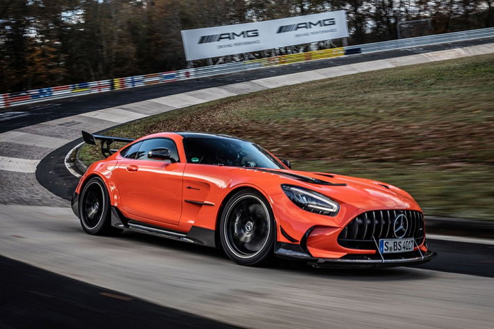 Một kỷ lục mới vừa được xác lập tại đường chạy Nordschleife ở phía bắc trường đua Nurburgring. Theo đó, Mercedes-AMG GT Black Series 2021 mới trở thành mẫu xe thương mại có thời gian hoàn thành một vòng chạy nhanh nhất ở trường đua được mệnh danh là Địa ngục xanh với thành tích 6:43.616. Kết quả này vượt qua kỷ lục cũ 6:44.97 của Lamborghini Aventador SVJ lập vào tháng 7/2018.