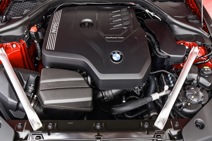 BMW Z4 sDrive30i M-Sport được trang bị động cơ tăng áp cuộn kép 2.0L, công suất 255 mã lực, mô-men xoắn 400 Nm, hộp số tự động 8 cấp và hệ dẫn động cầu sau. Xe có khả năng tăng tốc 0-100 km/h trong 5,4 giây trước khi đạt tốc độ tối đa 250 km/h. Mức giá xe BMW Z4 sDrive30i M-Sport chưa được đại lý tư nhân công bố.