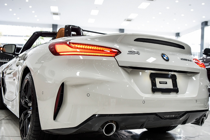 Mẫu xe thể thao BMW Z4 mang thiết kế đậm chất thể thao. Phần đầu xe vẫn có lưới tản nhiệt "quả thận" đặc trưng, nằm ngang thay vì dọc như trên một số mẫu BMW mới, với viền crom và họa tiết dạng điểm. Trong khi đó, đuôi xe được tạo hình nổi khối, đi kèm ống xả kép.