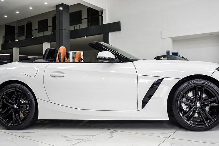 Được trang bị gói M-Sport, BMW Z4 sDrive30i M-Sport không khác biệt nhiều phiên bản M40i về ngoại hình, với các khe hút gió trước mở rộng hơn và bộ mâm M-Sport 19 inch 5 chấu kép sơn đen bóng.