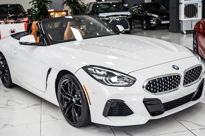 Mẫu roadster BMW Z4 sDrive30i M-Sport 2020 (G29) vừa được một showroom tư nhân ở Hà Nội nhập về. Đây là phiên bản Z4 sDrive30i đầu tiên có mặt tại Việt Nam. Trước đó, phiên bản Z4 M40i cao hơn cũng từng được đưa về Việt Nam.
