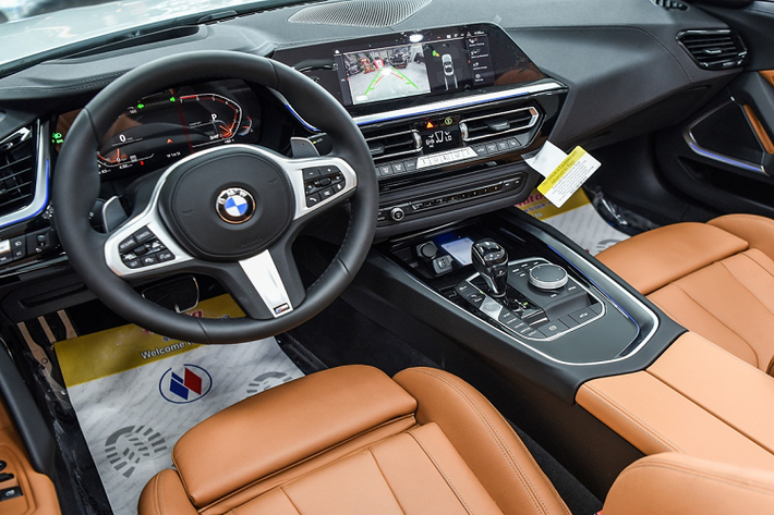 BMW Z4 sDrive30i M-Sport được trang bị ghế bọc da Vernasca, chỉnh điện và có đệm đỡ đùi, vô-lăng M-Sport tích hợp lẫy chuyển số, nhiều nút bấm điều khiển và bảng đồng hồ dạng màn hình kỹ thuật số Live Cockpit Professional.
