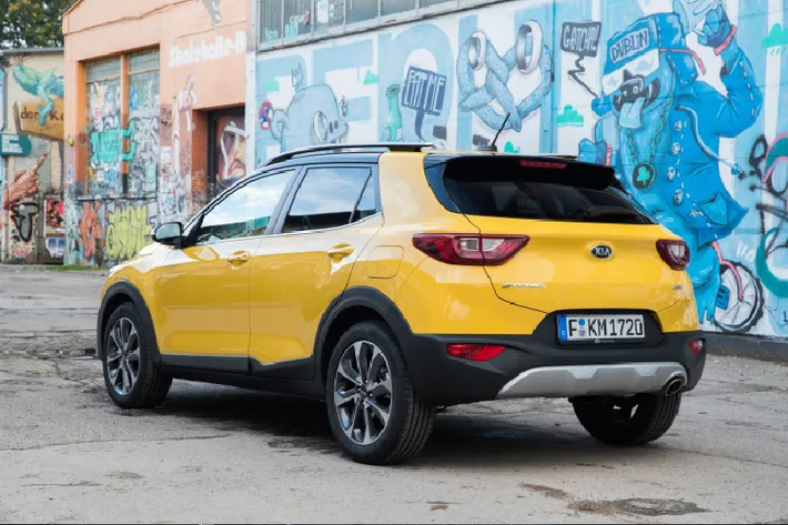 Khi mua Kia Stonic 2021, khách hàng Philippines có thể chọn phiên bản sơn 1 màu như trắng, xanh dương và đỏ. Bên cạnh đó là các màu sơn phối 2 màu như trắng - nóc đen, cam - nóc đen và vàng - nóc đen.