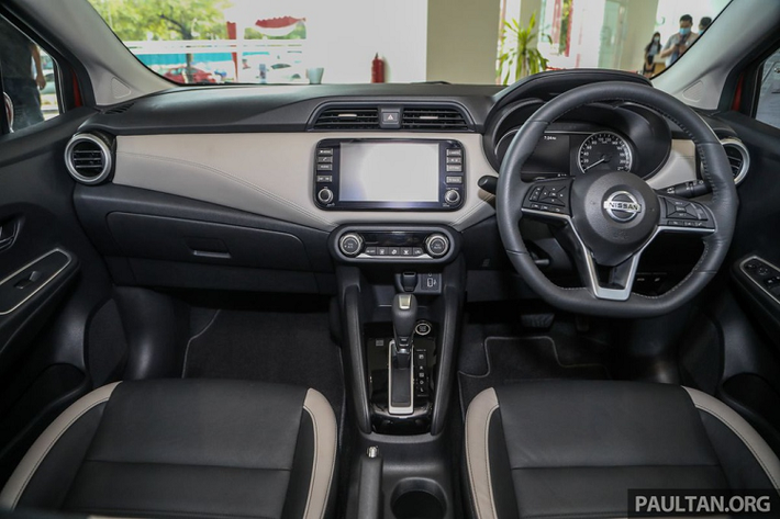 Trái với ngoại thất hiện đại hơn đáng kể, nội thất của Nissan Sunny 2020 vẫn có phần đơn giản. Thiết kế nội thất không đẹp mắt cũng là một trong những nguyên nhân chính khiến đời xe Sunny trước không được ưa chuộng tại Việt Nam.