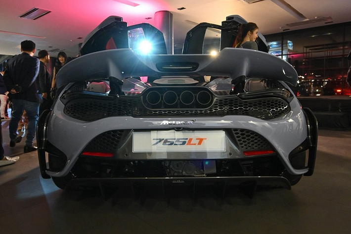 Giá xe McLaren 765LT đầu tiên đến Thái Lan được chào bán với mức không tưởng lên đến 50 triệu Baht (tương đương 38 tỷ đồng). Mức giá này gần như là tương đương với giá bán của siêu xe mui trần Lamborghini Aventador SVJ Roadster khi lăn bánh ở Thái Lan. Tại thị trường Mỹ, siêu xe bản giới hạn McLaren 765LT được chào bán khoảng 358.000 đô la, tương đương 8,26 tỷ đồng.