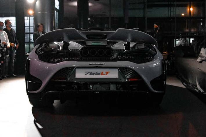 Trong khi siêu xe McLaren 765LT sản xuất giới hạn sắp về Việt Nam thì ở tại một đất nước Đông Nam Á khác là Thái Lan đã có buổi ra mắt mẫu siêu xe McLaren 765LT do đại lý Niche Cars Group Motor tổ chức. Điểm thú vị là chiếc siêu xe McLaren 765LT mới ra mắt Thái Lan không phải thuộc diện tạm nhập tái xuất mà dành cho một đại gia sinh sống ở đây.